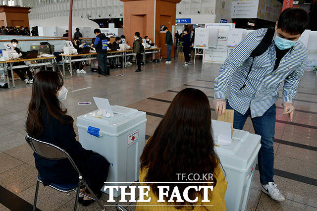 제21대 국회의원 선거 사전투표 첫날인 10일 오전 서울 용산구 서울역에 차려진 남영동 사전투표소에서 유권자들이 투표를 진행하고 있다. /이덕인 기자