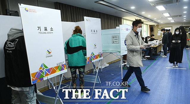 제21대 국회의원선거 사전투표 첫날인 10일 오후 서울 강남구 압구정동 사전투표소에서 유권자들이 소중한 한표를 행사하고 있다. /이동률 기자