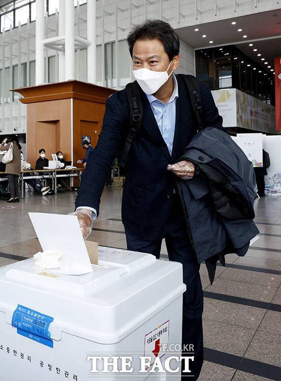 제21대 국회의원선거 사전투표 첫날인 10일 오전 서울 용산구 서울역에 마련된 남영동 사전투표소에서 임종석 전 대통령 비서실장이 투표를 하고 있다. /이덕인 기자