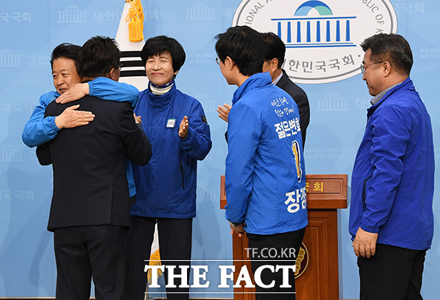 민병두 의원을 격려하는 더불어민주당 의원들