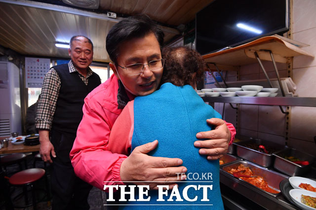 포옹도 나누는 황 후보