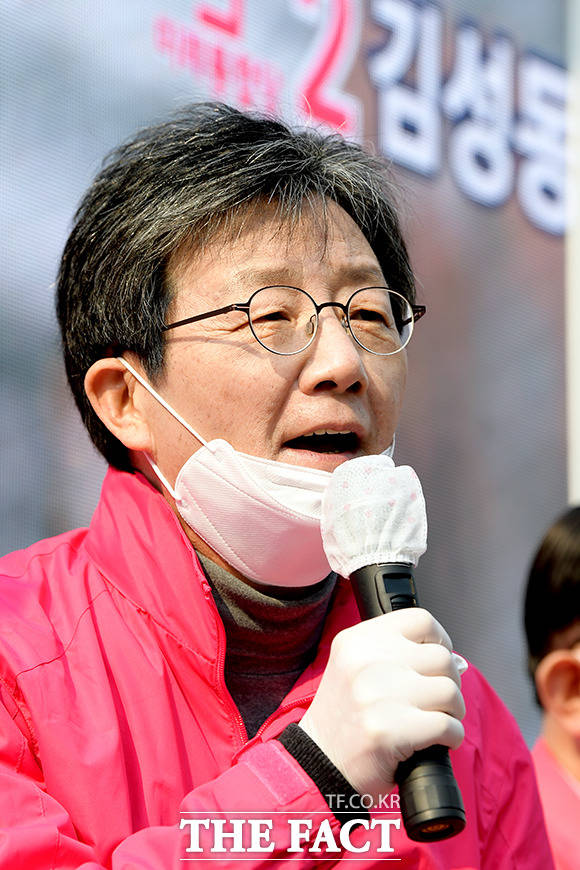 유권자를 향해 지지 호소하는 유승민