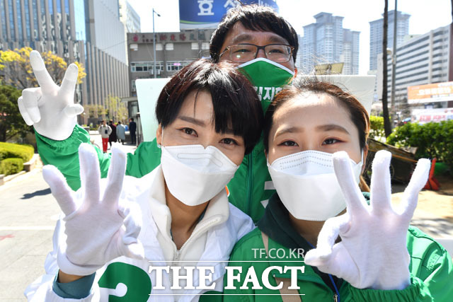 순백의 마스크 3번 호소하는 민생당 김정화 대표(왼쪽)와 김지향 후보.