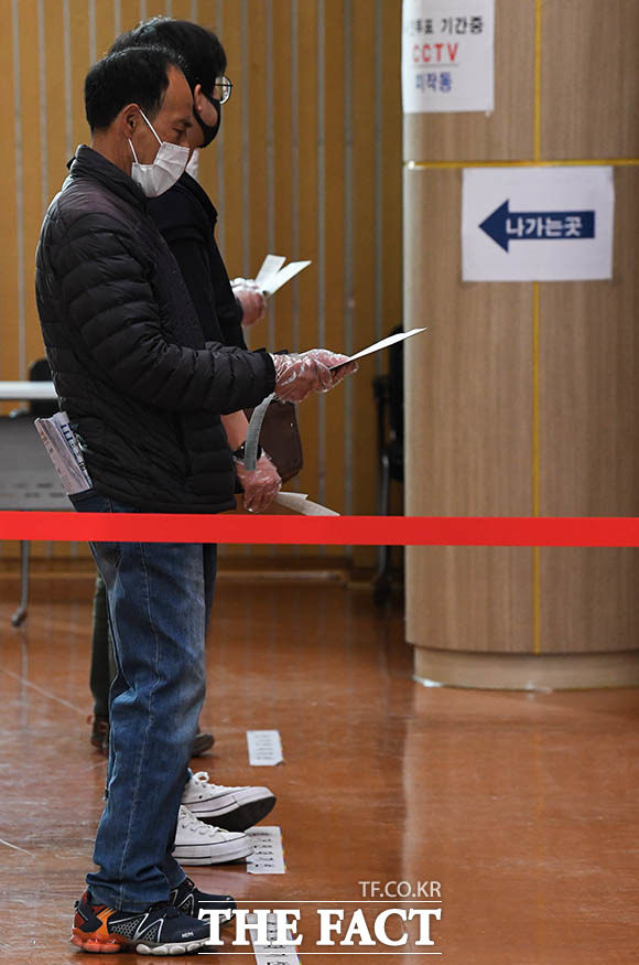 기표소 들어가기 전에도 간격은 철저하게!