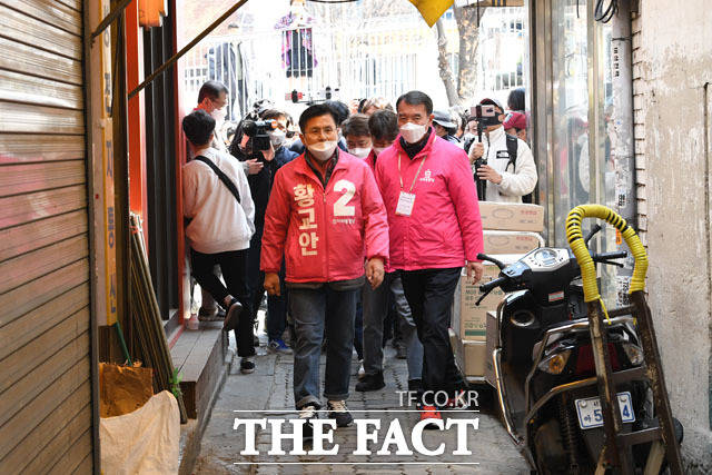 점심 식사를 위해 세운상가 인근 식당 찾은 황교안 후보