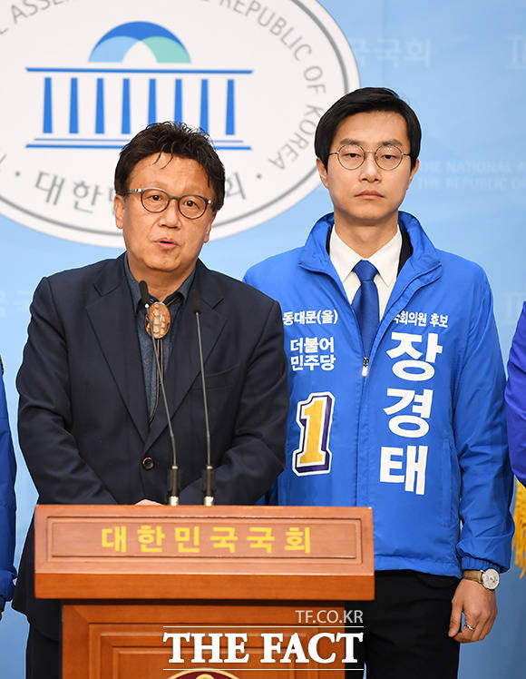 서울 동대문을 국회의원 후보 사퇴 선언하는 민병두 의원(왼쪽)