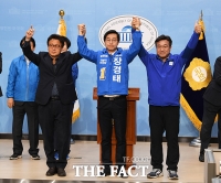 [TF포토] 장경태 손 잡은 민병두