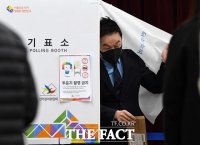 [TF포토] 기표 마친 정봉주 최고위원