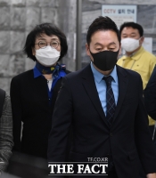 [TF포토] 투표소 들어서는 정봉주-김진애