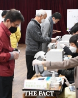 [TF포토] 사전투표 진행하는 시민들