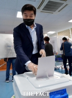 [TF사진관] '투표 결과, 그것이 알고 싶다!' … 사전투표하는 김상중