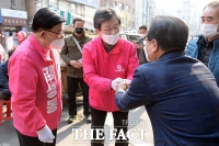 [TF포토] 마포 주민과 인사하는 유승민