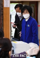 [TF포토] 사전투표소 찾은 고양갑 문명순 더불어민주당 후보