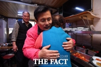 [TF포토] 노포 어르신과 포옹하는 황교안