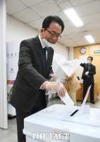 [TF포토] 사전투표하는 김성곤 후보