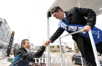 [TF포토] 유권자와 주먹인사 하는 최재성 후보