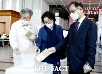 [TF사진관] 서울역 사전투표소 찾은 최불암-김민자 부부