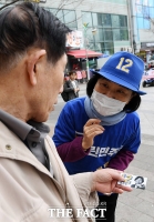 [TF포토] 시민의 목소리 듣는 강민정 비례대표 후보