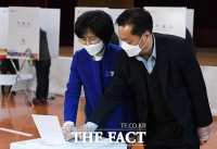 [TF포토] 사전투표하는 더불어민주당 문명순 후보