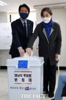 [TF포토] 사전투표 하는 이인영 원내대표 부부