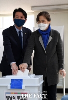 [TF사진관] 21대 총선 사전투표하는 이인영 원내대표 부부