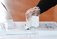 [TF사진관] '마스크와 위생장갑은 필수!' 코로나19 막는 사전투표소