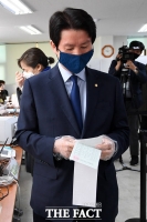 [TF포토] 투표용지 확인하는 이인영 원내대표