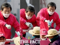 [TF사진관] 유승민, '주먹 인사는 어려워~'