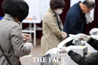 [TF사진관] '누구를 찍을까?'…4.15총선 사전투표 시작