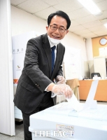 [TF사진관] '소중한 한 표' 행사하는 김성곤 후보