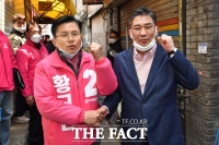 [TF포토] 소상공인 응원하는 황교안-최승재