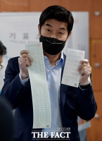 [TF포토] 투표용지 길이에 놀란 김상중