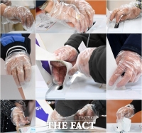 [TF사진관] '코로나19 예방!' 비닐장갑 착용하고 소중한 한 표