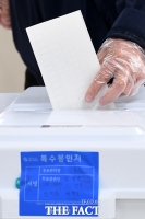 [TF포토] 코로나19 대비, 비닐장갑 착용하고 투표하는 유권자