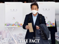 [TF포토] 사전투표 진행하는 임종석 전 비서실장