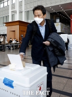 [TF사진관] 서울역 사전투표소 찾은 임종석 전 비서실장