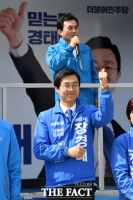 [TF포토] 장경태, '안규백 연설에 엄지 척'