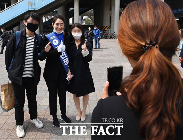 유권자들과 기념사진 촬영하는 고민정 후보(왼쪽 두번째)