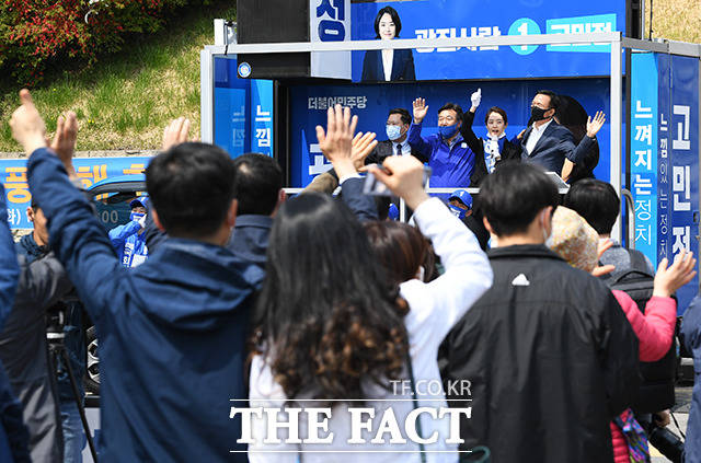 유권자들과 함께 노래부르는 고민정 후보