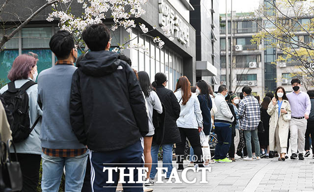 제21대 국회의원 선거 사전투표 마지막 날인 11일 오후 서울 마포구 합정동주민센터에 마련된 사전투표소에서 유권자들이 투표를 하기 위해 기다리고 있다. /김세정 기자
