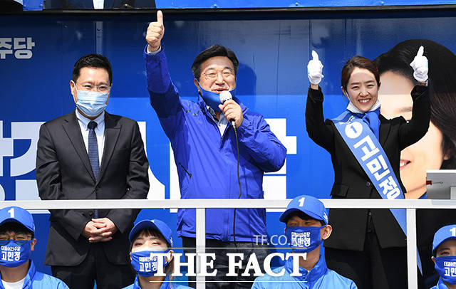 고민정 지지를 호소하는 윤호중 사무총장(가운데)