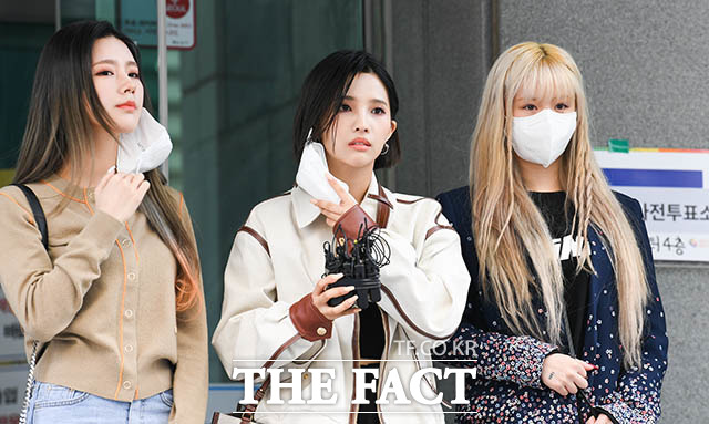 잠시 인사말을 위해 마스크를 벗고