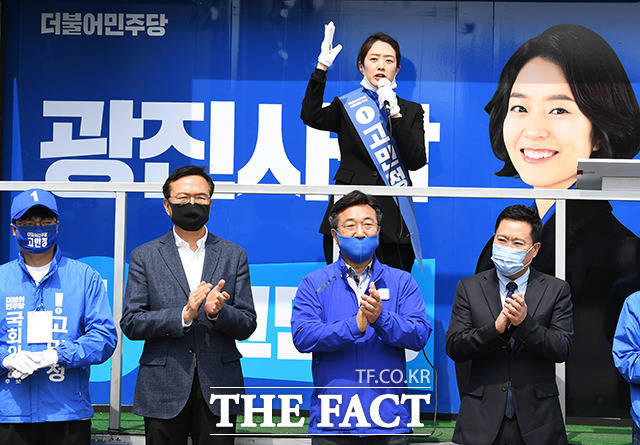 고민정 더불어민주당 광진구을 국회의원 후보(위) 지원유세를 나선 양정철 민주연구원장(아랫줄 오른쪽)과 윤호중 사무총장(아랫줄 왼쪽 세번째), 이근형 전략위원장(아랫줄 왼쪽 두번째)