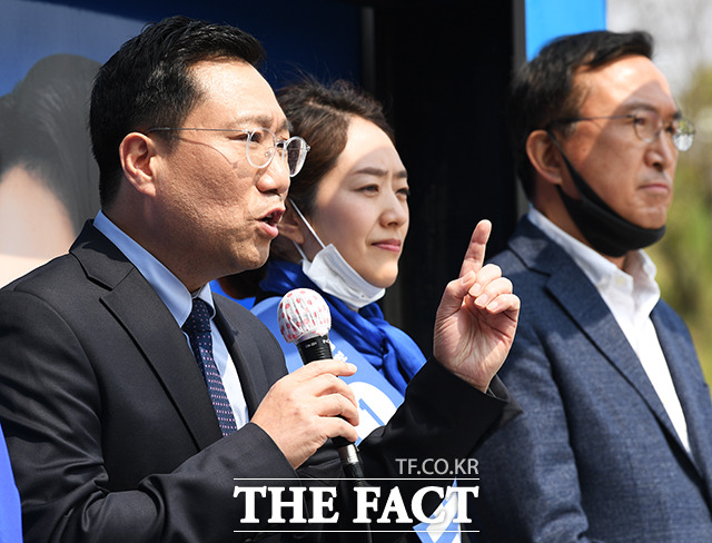 고민정 지지를 호소하는 양정철 민주연구원장(왼쪽)