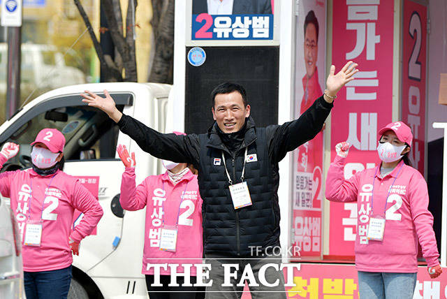 박수 유도하는 유오성.