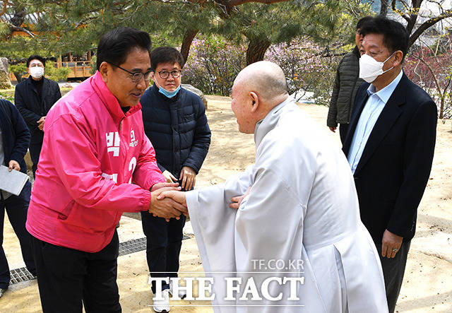 봉은사 원명 주지스님과 인사하는 박진 미래통합당 강남구을 국회의원 후보(왼쪽)