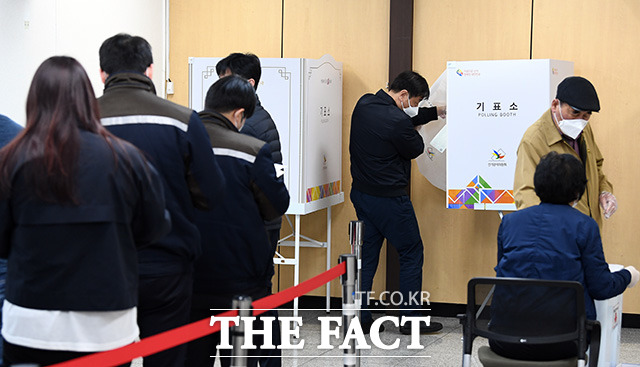 제21대 총선 사전투표 이틀째인 11일 오후 3시 누적 투표율은 21.95%로 집계됐다. 사진은 10일 오전 서울 강남구 논현2동 사전투표소에서 유권자들이 투표하는 모습. /이동률 기자