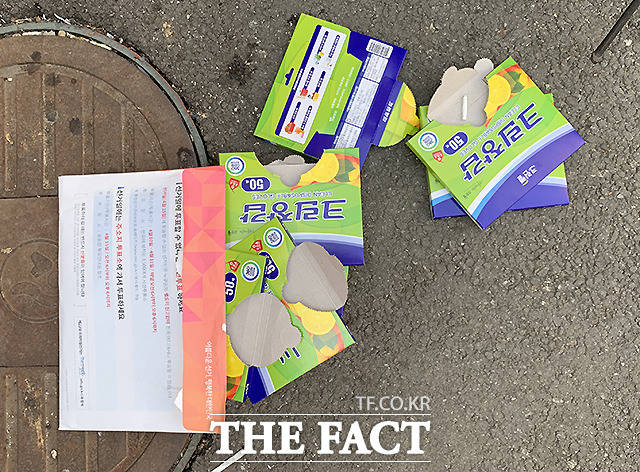 일회용 비닐장갑 포장박스들이 바닥에 쌓여 있다.