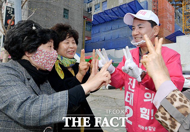 김진태 미래통합당 춘천·철원·화천·양구갑 국회의원 후보(오른쪽)가 11일 오후 강원 춘천 국사봉길 일대에서 유권자들에게 지지를 호소하고 있다. /춘천=이덕인 기자