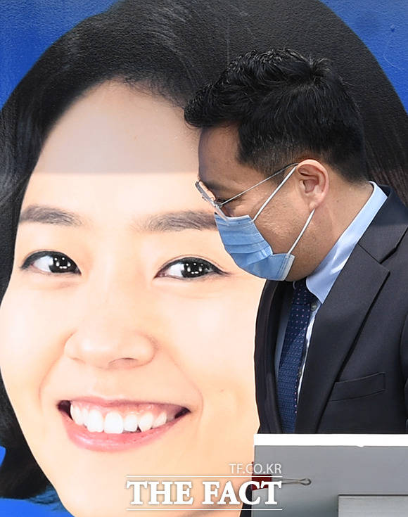 유세 차량에 오르는 양정철 민주연구원장